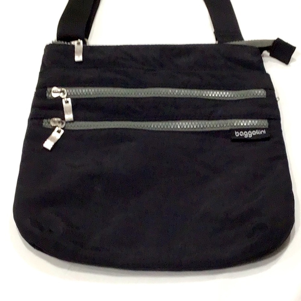 Baggallini fabric multiple pocket crossbody bag